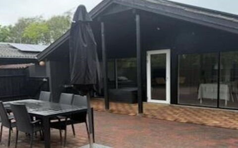 Sibyll - 1Km from the Sea: Domicile, Toit, Porte, Ombre, Chalet, Biens, Siding, Cour, Allée, Structure En Plein Air