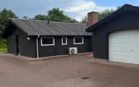 Sibyll - 1Km from the Sea: Toit, Maison, Domicile, Chalet, Siding, Allée, Cabanon, Porte De Garage, Garage, Cour