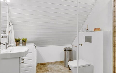 Yorrick - 5Km from the Sea: Sol, Design Intérieur, Luminaire Plomberie, Sol, Plafond, Salle De Bains, Plomberie, Robinet, Évier, Armoire De Toilette