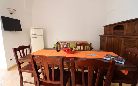 Casa Rachele a Otranto: Meubles, Bois, Sol, Sol, Design Intérieur, Table, Table Cuisine Et Salle A Manger, Salle À Manger, Pièce, Dur