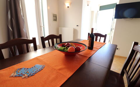 Casa Rachele a Otranto: Meubles, Table, Vaisselle, Bois, Design Intérieur, Salle À Manger, Nappe De Table, Table Cuisine Et Salle A Manger, Chaise, Sol