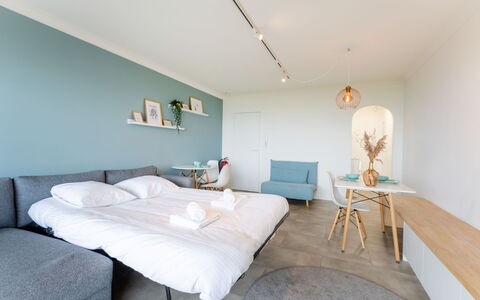 Poseidon with Seaview & Parking: Meubles, Sol, Sol, Design Intérieur, Bois, Chambre, Plafond, Lit, Pièce, Parquet