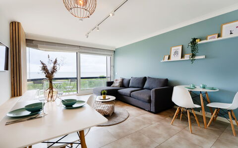 Poseidon with Seaview & Parking: Meubles, Sol, Design Intérieur, Sol, Plafond, Pièce, Chaise, Appartement, Parquet, Salon