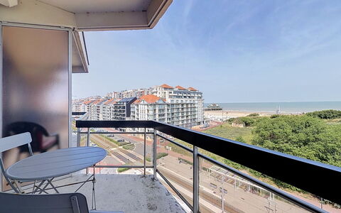 Poseidon with Seaview & Parking: Appartement, Balcon, Condominium, Verre, Ombre, Daylighting, Hôtel