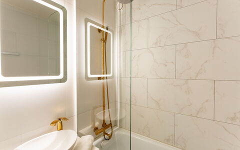 Poseidon with Seaview & Parking: Mur, Design Intérieur, Salle De Bains, Luminaire Plomberie, Sol, Plomberie, Robinet, Tuile, Conception