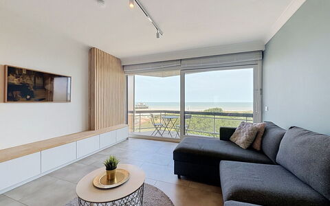 Poseidon with Seaview & Parking: Design Intérieur, Meubles, Sol, Sol, Plafond, Appartement, Pièce, Salon, Mer, Canapé