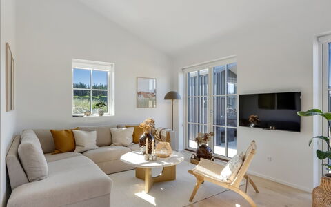 Raimund - 600M from the Sea: Canapé, Mur, Meubles, Design Intérieur, Sol, Sol, Bois, Salon, Plafond, Domicile