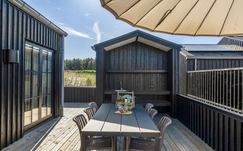 Raimund - 600M from the Sea: Bois, Composite, Plate-Forme, Dur, Planche, Tache De Bois, Siding, Ombre, Parquet, Porche