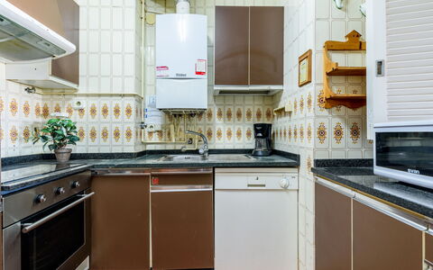 Helios: Cuisine, Appareil De Cuisine, Principaux Appliance, Comptoir, Sol, Bois, Cuisinière, Cabinetry, Électroménager, Design Intérieur