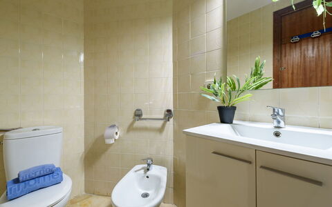 Helios: Siège De Toilette, Salle De Bains, Luminaire Plomberie, Toilette, Sol, Lavabo, Évier, Sol, Design Intérieur, Robinet
