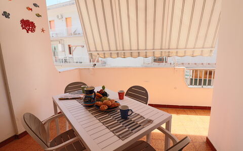 Margherita: Bois, Meubles, Design Intérieur, Chaise, Sol, Balcon, Table Cuisine Et Salle A Manger, Ombre, Mobilier De Jardin, Tableau De Plein Air