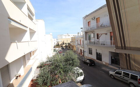 Margherita: Bâtiment, Fenêtre, Voiture, Automotive Exterieur, Zone Résidentielle, Ville, Quartier, Appartement
