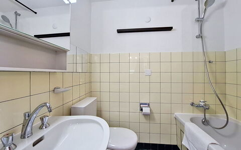 Saphir: Salle De Bains, Lavabo, Luminaire Plomberie, Design Intérieur, Sol, Évier, Sol, Robinet, Toilette, Plomberie