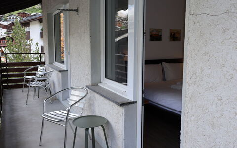 Saphir: Meubles, Design Intérieur, Sol, Chaise, Dur, Mobilier De Jardin, Tache De Bois, Daylighting, Balcon, Accueil Porte