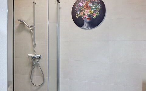 Apt. City Stay Lugano: Luminaire Plomberie, Sol, Salle De Bains, Tete De Douche, Tuile, Sol, Plomberie, Douche, Design Intérieur, Bar De Douche