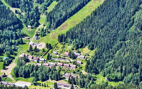 Herlíkovice: Arbre, Photographie Aérienne, Vue Du Ciel, Paysage, Maison, Zone Rurale, Forêt, Village, Station De Montagne, Banlieue