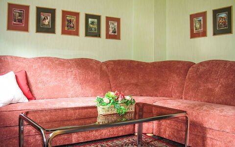Herlíkovice: Meubles, Canapé, Design Intérieur, Sol, Sol, Salon, Pièce, Rose, Domicile