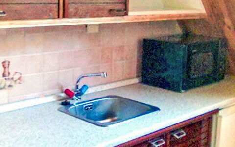 Herlíkovice: Bois, Cuisine, Evier, Sol, Comptoir, Cabinetry, Luminaire Plomberie, Sol, Évier, Robinet