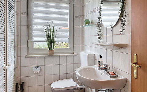 Ankerplatz: Salle De Bains, Luminaire Plomberie, Lavabo, Design Intérieur, Évier, Sol, Toilette, Robinet, Plomberie, Siège De Toilette
