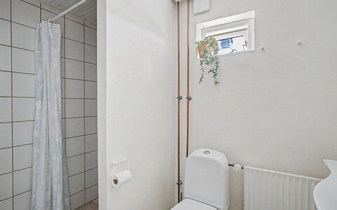 Olufdine - 350M from the Sea: Mur, Luminaire Plomberie, Sol, Sol, Siège De Toilette, Toilette, Salle De Bains, Évier, Design Intérieur, Plomberie
