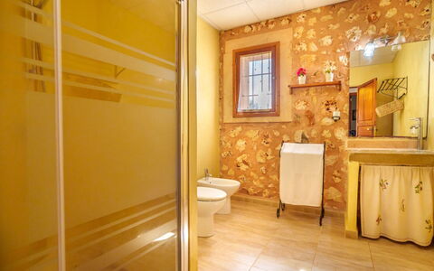 Casa Geranios: Mur, Luminaire Plomberie, Sol, Design Intérieur, Bois, Salle De Bains, Sol, Jaune, Plomberie, Éclairage