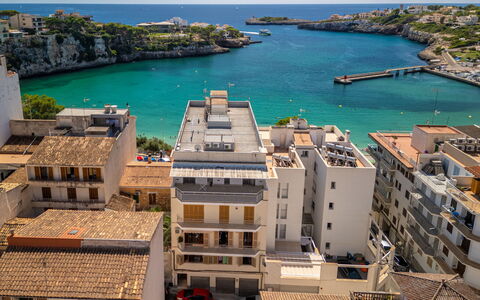 Near the Sea: Ville, Appartement, Été, Zone Résidentielle, Établissements Humains, Côte, Mer, Condominium, Balcon, Ville Resort
