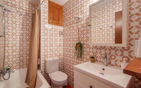 Near the Sea: Salle De Bains, Sol, Luminaire Plomberie, Sol, Design Intérieur, Lavabo, Marron, Toilette, Plomberie, Tuile