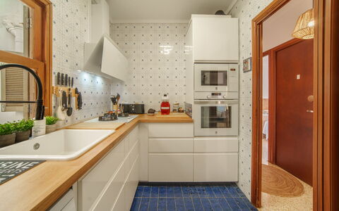 Near the Sea: Cuisine, Appareil De Cuisine, Comptoir, Principaux Appliance, Design Intérieur, Sol, Cabinetry, Bois, Cuisinière, Sol