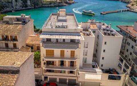 Near the Sea: Bâtiment, Ville, Appartement, Zone Résidentielle, Quartier, Ville, Établissements Humains, Condominium, Usage Mixte, Balcon