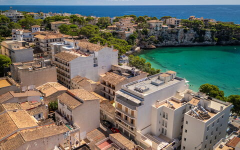 Near the Sea: Ville, Zone Résidentielle, Appartement, Établissements Humains, Mer, Côte, Balcon, Condominium, Biens, Ville Resort