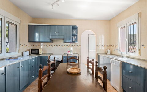 Blake: Meubles, Design Intérieur, Cabinetry, Cuisine, Sol, Comptoir, Bois, Plafond, Sol, Éclairage