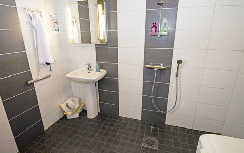 Koto: Sol, Luminaire Plomberie, Salle De Bains, Sol, Toilette, Design Intérieur, Plomberie, Siège De Toilette, Tuile, Douche