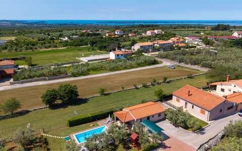 Villa Greta: Design Intérieur, Appartement, Balcon, Dur, Tache De Bois, Parquet, Balustrade, Daylighting, Hôtel, Appartement Penthouse