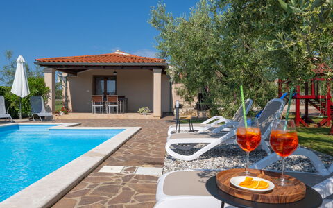 Villa Greta: Design Intérieur, Appartement, Balcon, Dur, Tache De Bois, Parquet, Balustrade, Daylighting, Hôtel, Appartement Penthouse