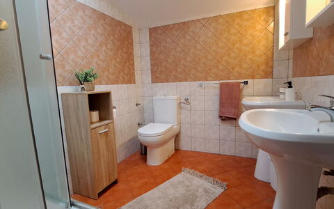 Kristalis: Lavabo, Salle De Bains, Luminaire Plomberie, Sol, Siège De Toilette, Évier, Sol, Toilette, Design Intérieur, Robinet