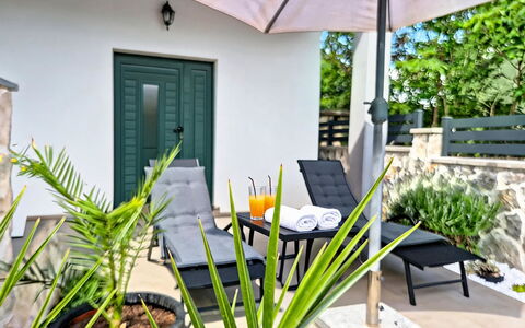 Nadalina: Mobilier De Jardin, Meubles, Chaise, Tableau De Plein Air, Ombre, Parapluie, Pot De Fleur, Eco Hôtel, Patio, Jardin