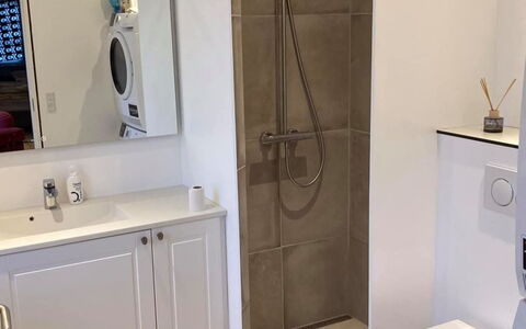 Fridel - 400M from the Sea: Sol, Luminaire Plomberie, Mur, Sol, Salle De Bains, Design Intérieur, Lavabo, Armoire De Toilette, Évier, Plomberie