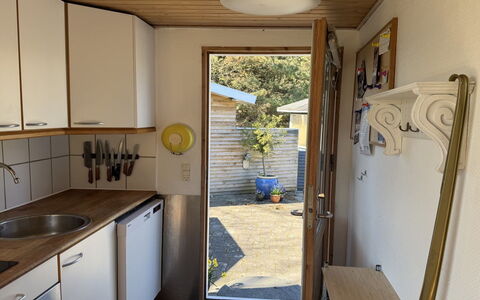 Haley - 380M from the Sea: Bois, Sol, Sol, Design Intérieur, Meubles, Pièce, Comptoir, Tache De Bois, Domicile, Plafond