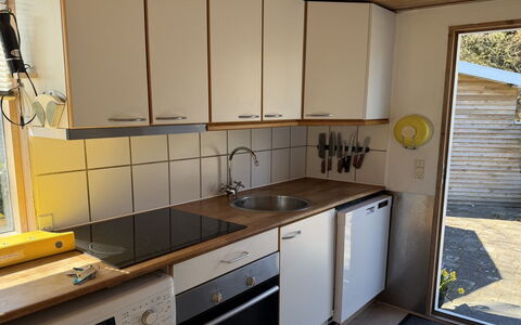 Haley - 380M from the Sea: Cuisine, Appareil De Cuisine, Comptoir, Sol, Principaux Appliance, Evier, Bois, Sol, Design Intérieur, Cabinetry