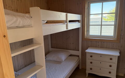 Haley - 380M from the Sea: Lit Superposé, Bois, Chambre, Sol, Lit, Sol, Design Intérieur, Cadre De Lit, Tache De Bois, Meubles