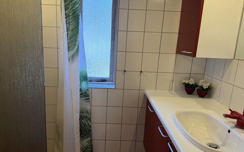 Haley - 380M from the Sea: Sol, Lavabo, Sol, Luminaire Plomberie, Design Intérieur, Armoire De Toilette, Évier, Salle De Bains, Plomberie, Pièce