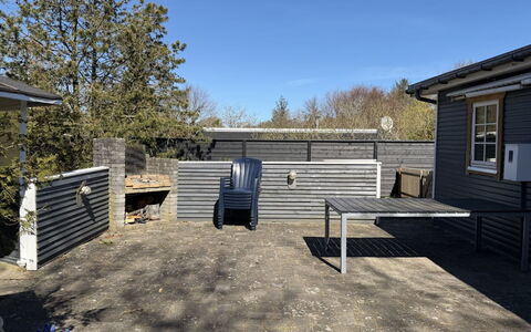 Haley - 380M from the Sea: Bois, Siding, Domicile, Chalet, Ombre, Arrière-Cour, Mobilier De Jardin, Cour, Jardin, Béton