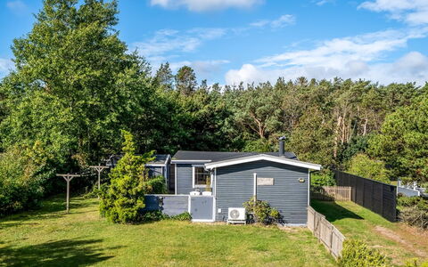Haley - 380M from the Sea: Arbuste, Domicile, Chalet, Couverture De Sol, Jardin, Batiments Jardin, Siding, Biens, Pelouse, Cour