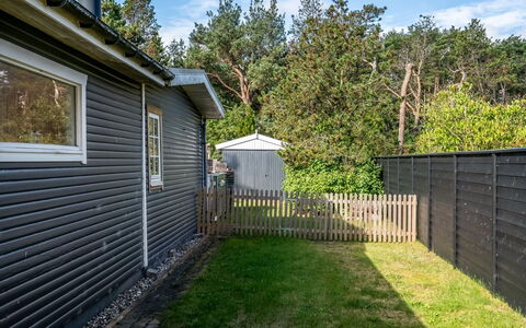 Haley - 380M from the Sea: Arbuste, Domicile, Chalet, Couverture De Sol, Jardin, Batiments Jardin, Siding, Biens, Pelouse, Cour