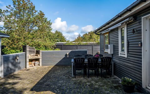 Haley - 380M from the Sea: Arbuste, Domicile, Chalet, Couverture De Sol, Jardin, Batiments Jardin, Siding, Biens, Pelouse, Cour