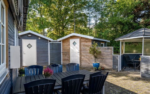 Haley - 380M from the Sea: Arbuste, Domicile, Chalet, Couverture De Sol, Jardin, Batiments Jardin, Siding, Biens, Pelouse, Cour