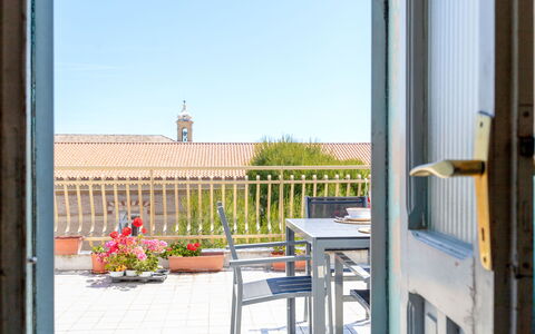 Attico del Corso: Appartement, Pot De Fleur, Chaise, Plante D'Appartement, Tache De Bois, Mobilier De Jardin, Table Cuisine Et Salle A Manger, Balcon