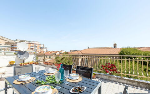 Attico del Corso: Appartement, Pot De Fleur, Balcon, Plante D'Appartement, Mobilier De Jardin, Chaise, Tableau De Plein Air, Table Cuisine Et Salle A Manger