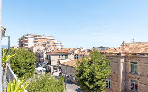 Attico del Corso: Ciel, Bâtiment, Fenêtre, Zone Résidentielle, Zone Urbaine, Appartement, Ville, Ville, Quartier, Domicile
