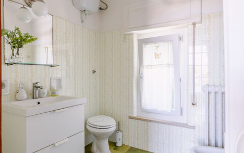 Attico del Corso: Salle De Bains, Luminaire Plomberie, Design Intérieur, Mur, Toilette, Sol, Siège De Toilette, Blanc, Lavabo, Sol